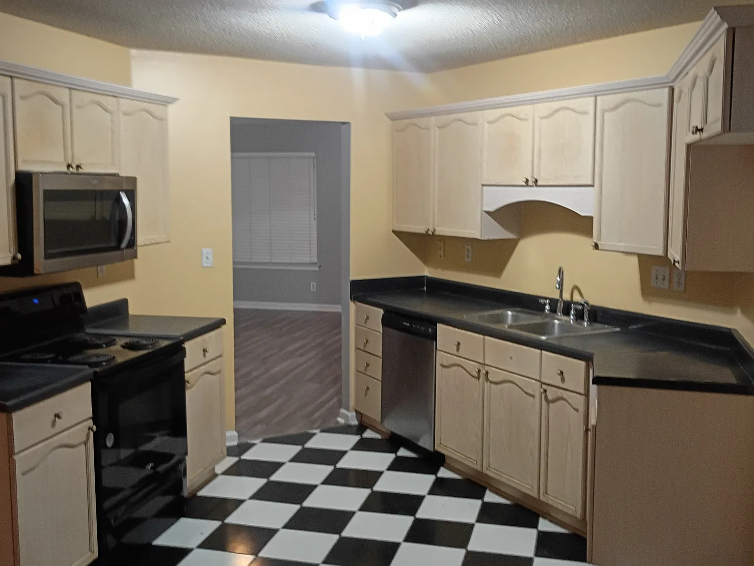 3 bed, 1481 sqft, $1,550 — Photo 4