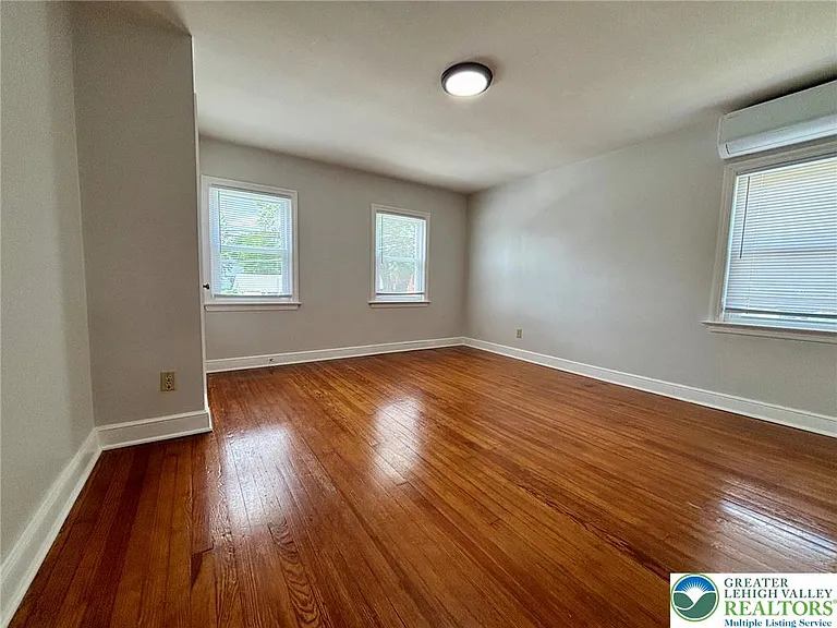 1342 N New St — Photo 10