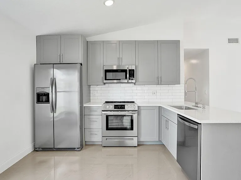 17866 SW 10th Ln — Photo 3