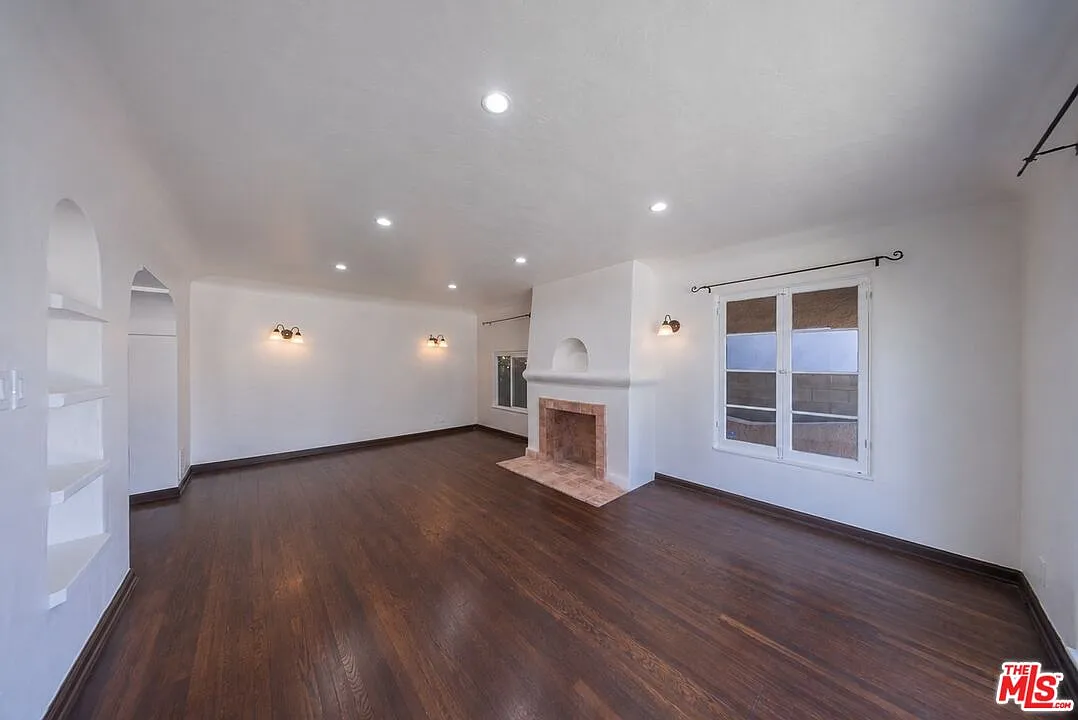 3 bed, 2.0 bath, 1800 sqft, $5,900 — Photo 2