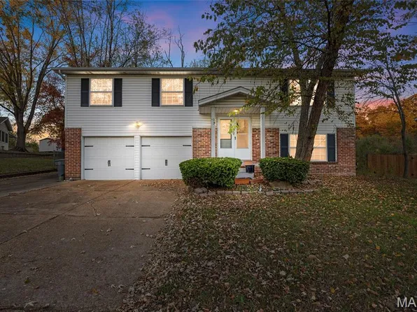 33 Chip Dr, O'Fallon, MO 63366