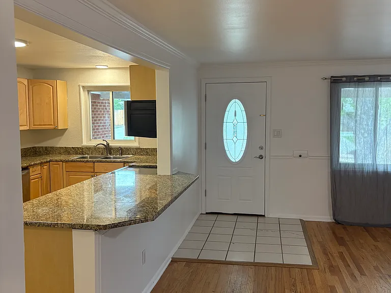 kitchen opens to dining area, eat-in counter top