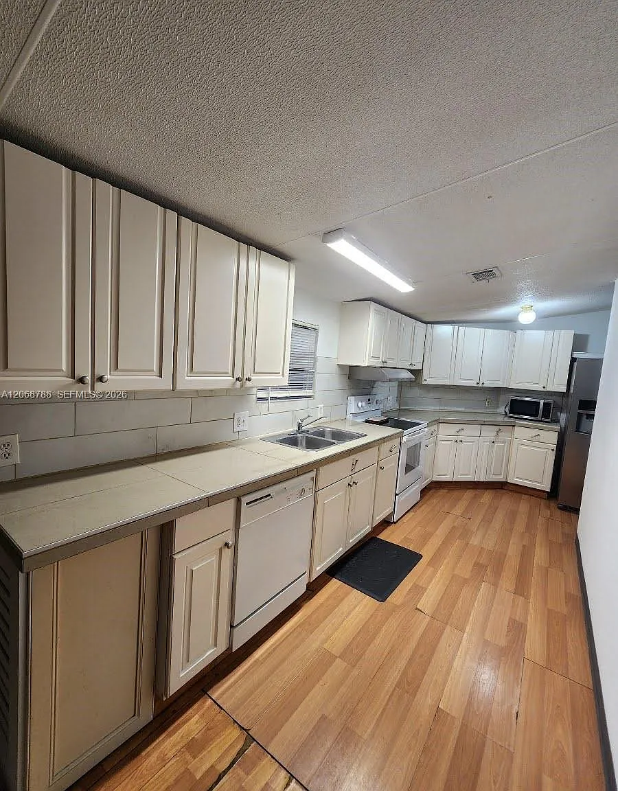 Plantation Manor Estates — Photo 1