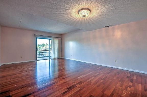 3rd image of 1585 Fort Henry Dr