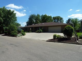 706 17th St SE, Jamestown, ND 58401