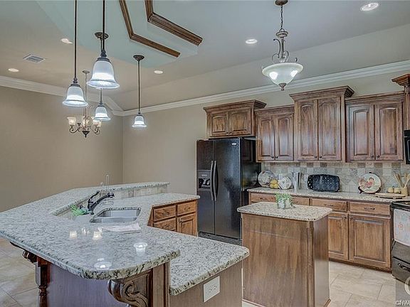 2nd image of 522 Chinquipin Dr
