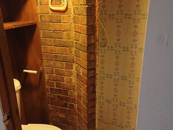 4th image of 3856 Davis Ave