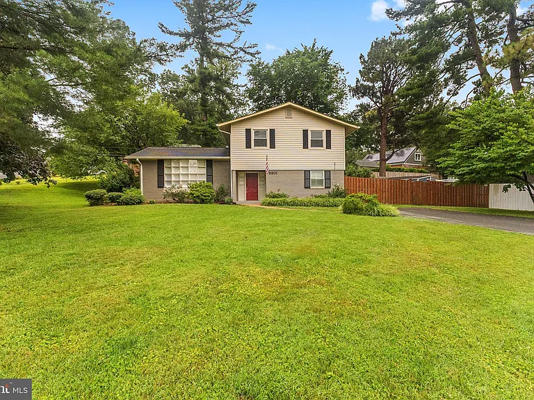 6901 Murray Ln — Photo 2