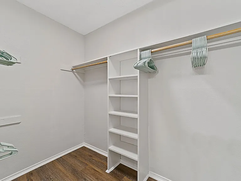 Lakeside Apartments — Photo 19