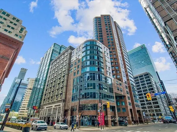 33 University Ave Unit 207, Toronto, ON M5J 2S7