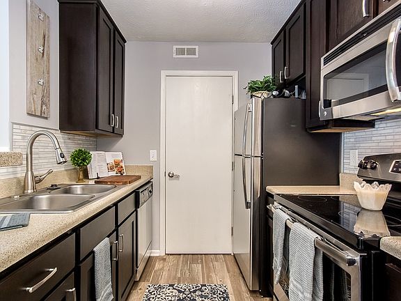 3rd image of 900 Bayridge Dr