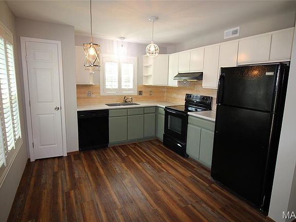 4th image of 1502 Surrey Ln