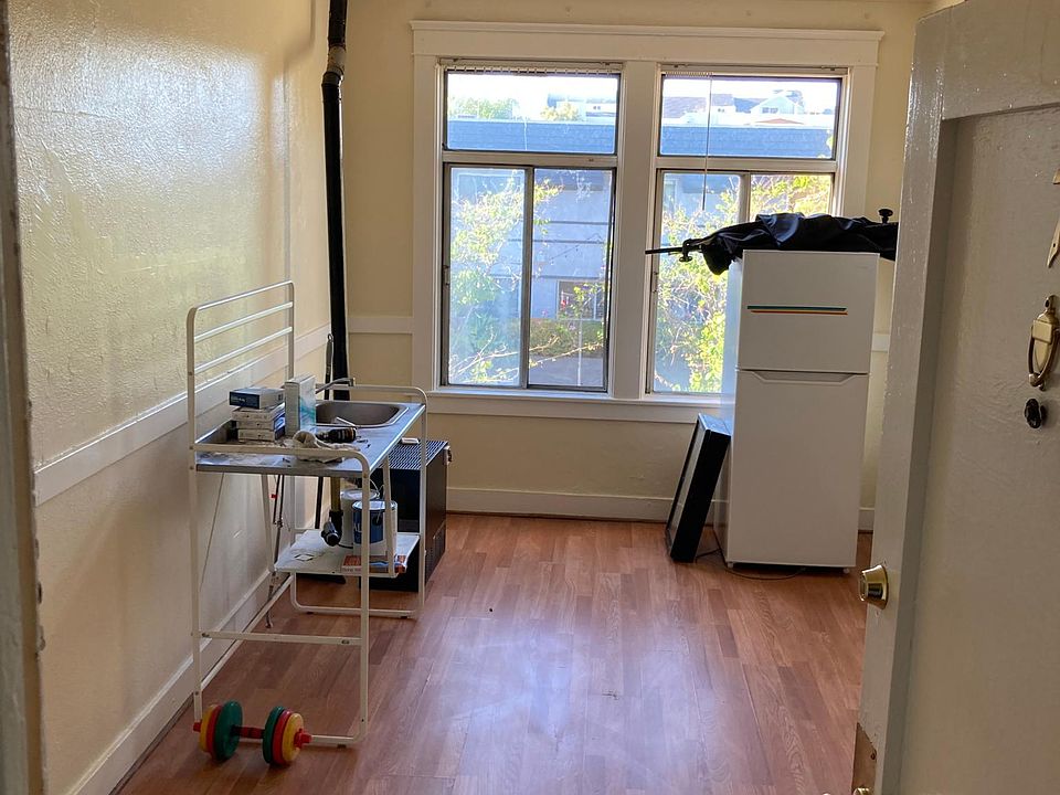 Please note that all items you see in this picture are not in the room. There is a new sink, new pullman, new refrigerator, and new microwave.