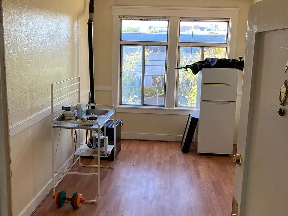 Please note that all items you see in this picture are not in the room. There is a new sink, new pullman, new refrigerator, and new microwave.