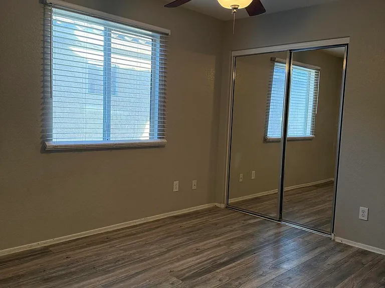 1410 E Mobile Ln — Photo 5