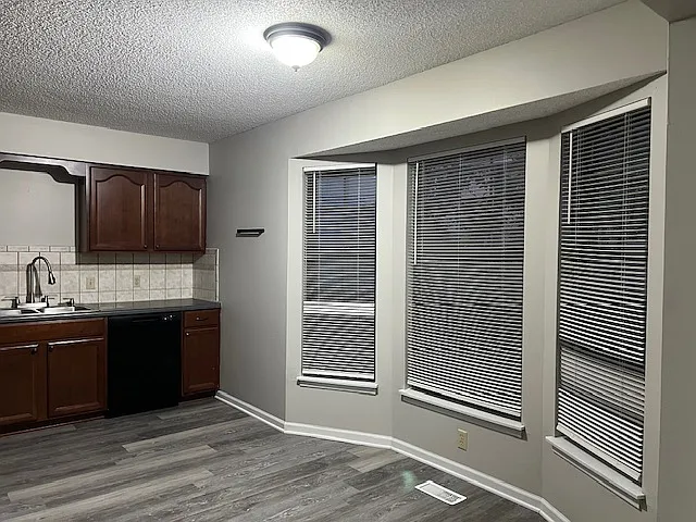 Eating area with baywindows