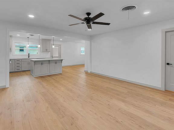 5th image of 214 N Avenue P