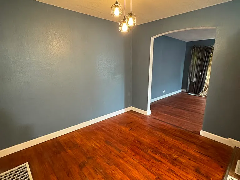 9528 S Bensley Ave — Photo 6