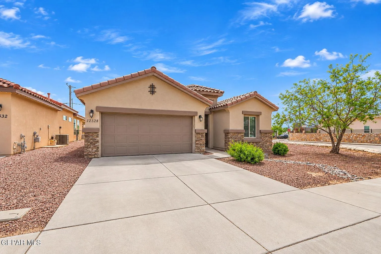 3 bed, 2.0 bath, 1712 sqft, $2,100 — Photo 3