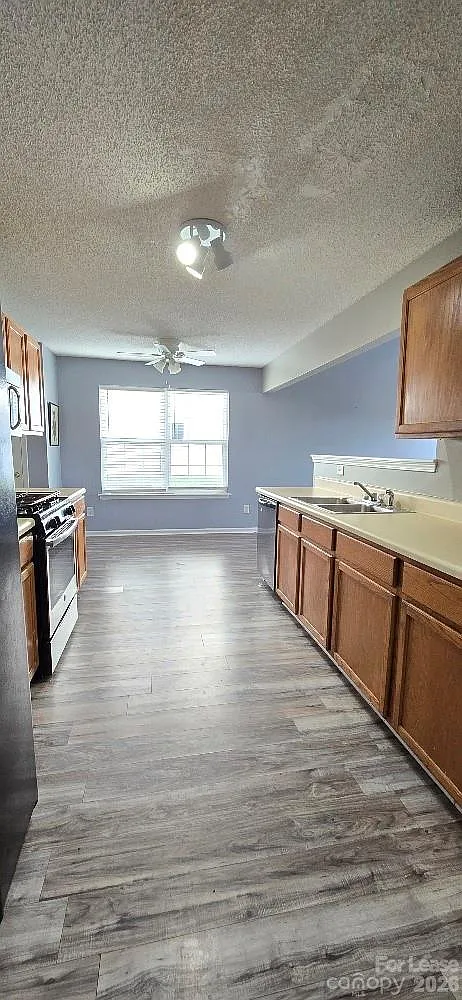 3 bed, 2.5 bath, 1667 sqft, $1,900 — Photo 4