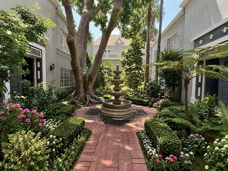 EXTERIOR BUILDING COURTYARD