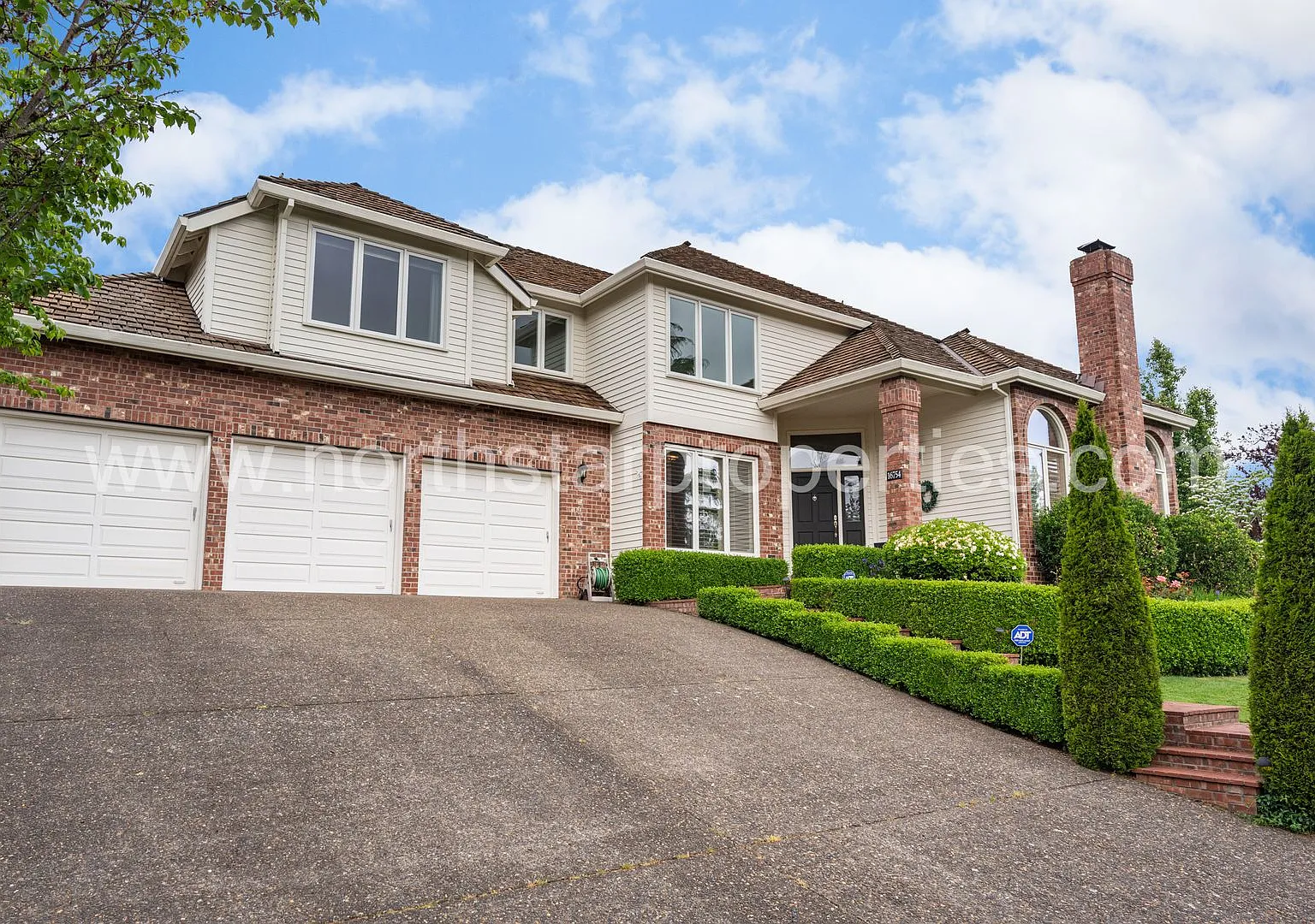 Elegant Palisades Living with Exceptional Space & Timeless Style — Photo 2