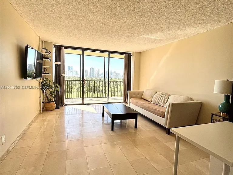 20301 W Country Club Dr #1025 — Photo 3