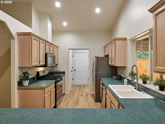 4th image of 605 Idylwood Dr SE