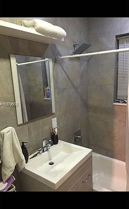3rd image of 920 NE 108th St #922