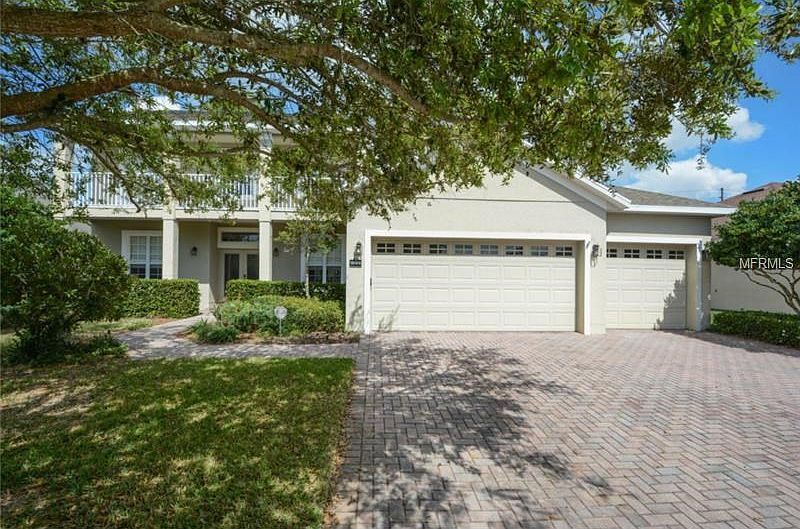 Front (south) exposure showing large 3 car garage and paver driv