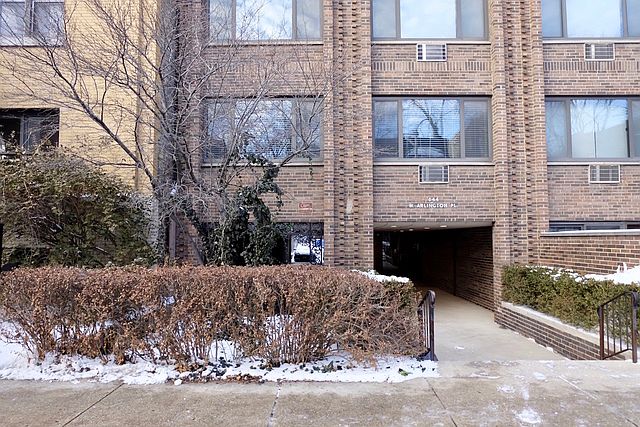 1st image of 644 W Arlington Pl APT 5H