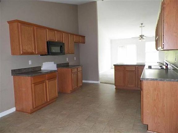 3rd image of 208 Stockbridge Dr