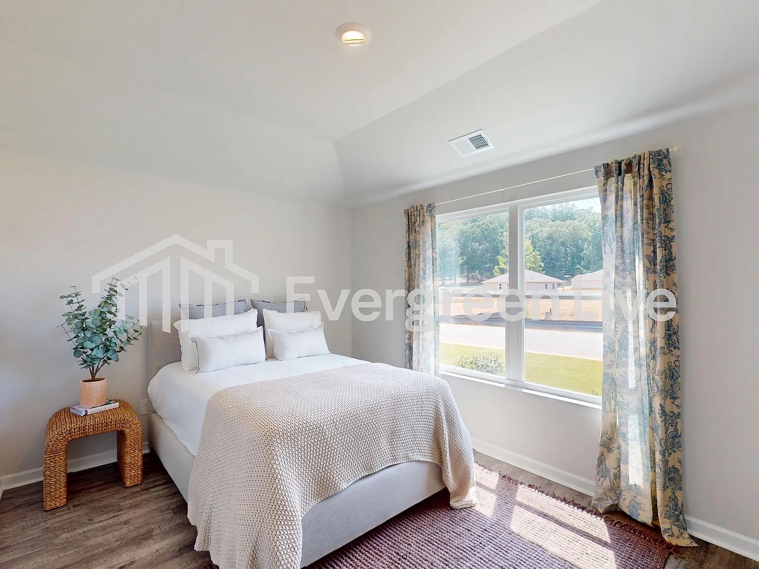 3 bed, 2.0 bath, 1355 sqft, $1,460 — Photo 3