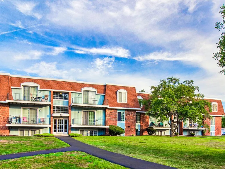 Windsor Gardens Apartments — Photo 9