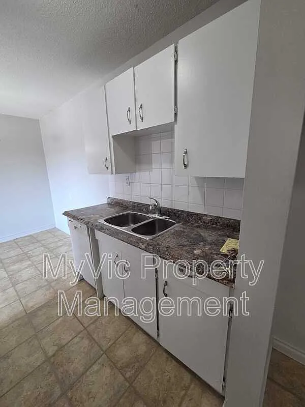 Strathcona Manor — Photo 3