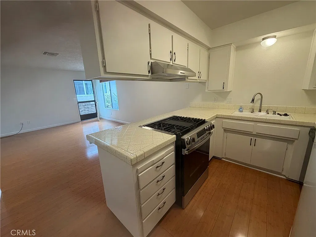2 bed, 900 sqft, $3,000 — Photo 4