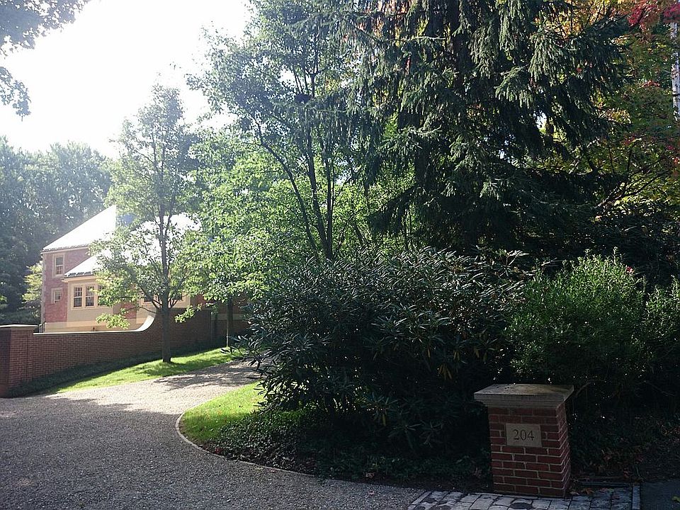 2nd image of 204 Warren St