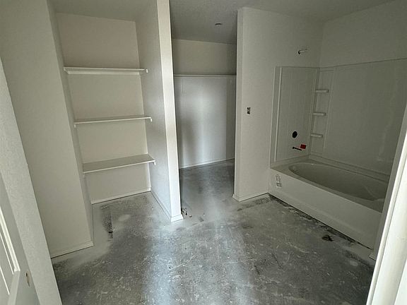 5th image of 28 Farmhouse Cir