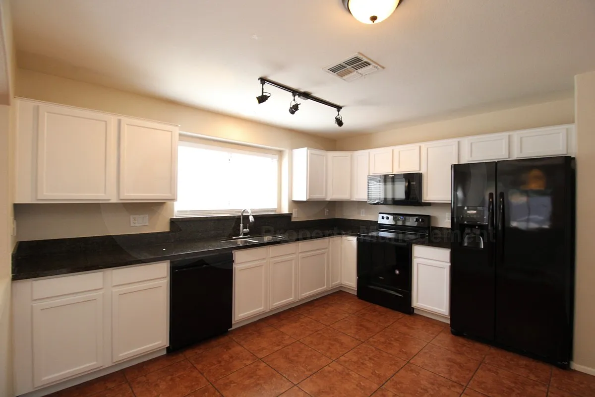 3 bed, 2.0 bath, 1591 sqft, $1,749 — Photo 4