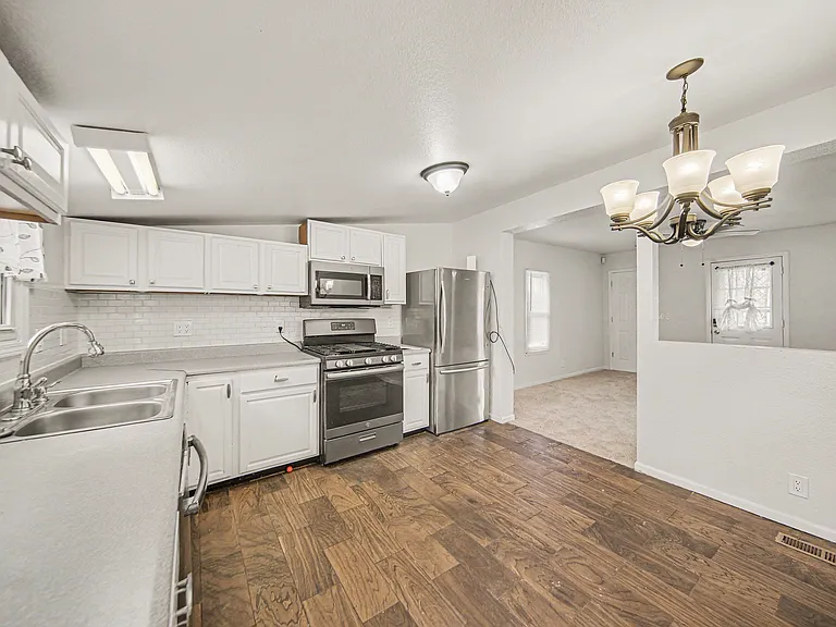 300 E Argyle St — Photo 10