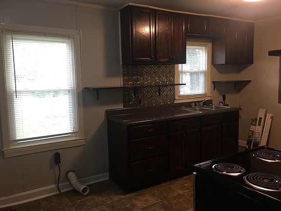 Kitchen w/washer and dryer hookups