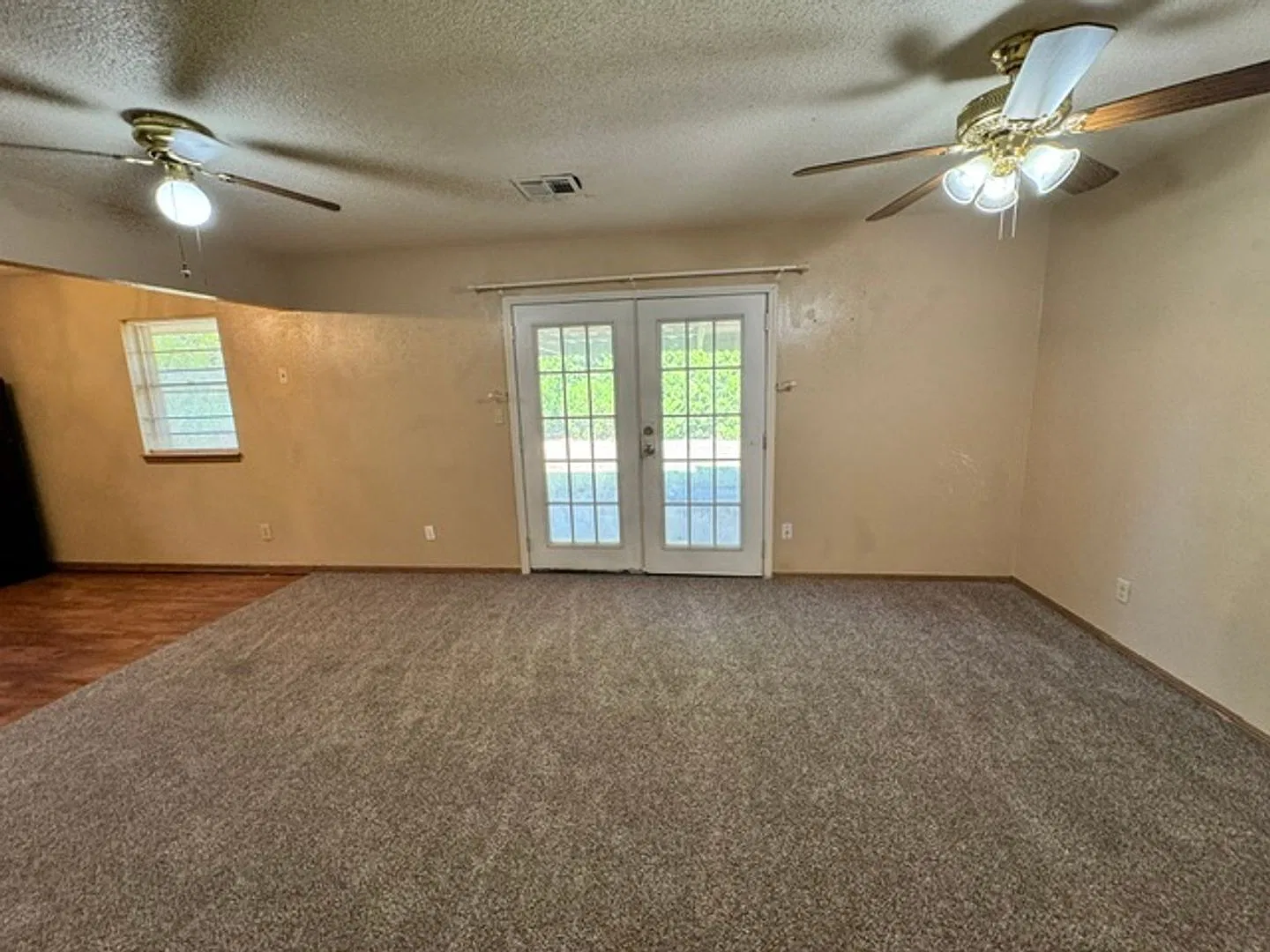New carpet and paint! 3 bed, 2 bath, 2 car garage home for rent near I-240 and Penn / south OKC. — Photo 3