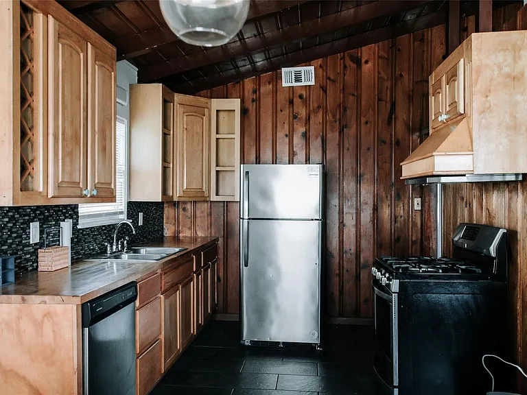 5910 Weber Ave — Photo 2