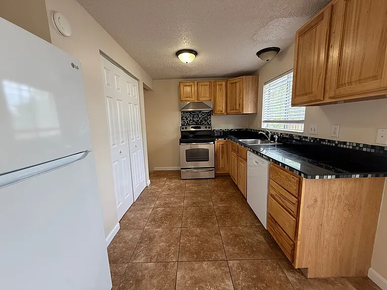1450 Baker 1451 Ashland — Photo 6