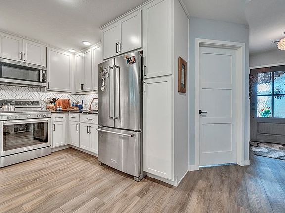4th image of 1566 Blaines Way