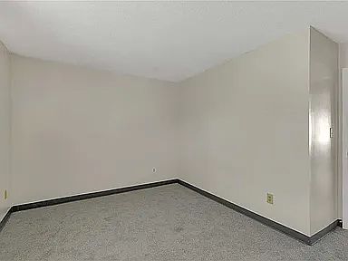 5th image of 2102 Victoria Ct