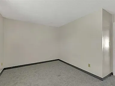2102 Victoria Ct — Photo 5