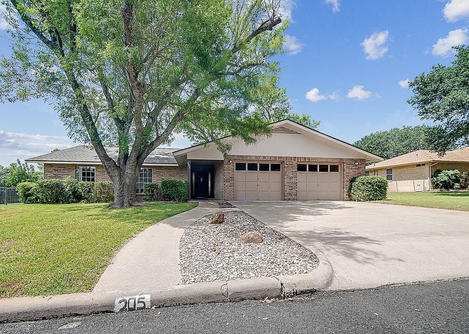 1st image of 205 Crestwood Dr