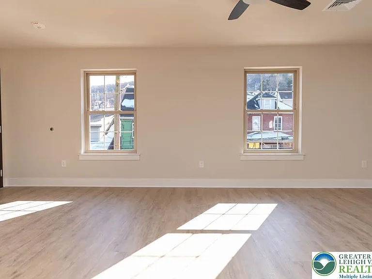 1275 E 4th St #202 — Photo 4