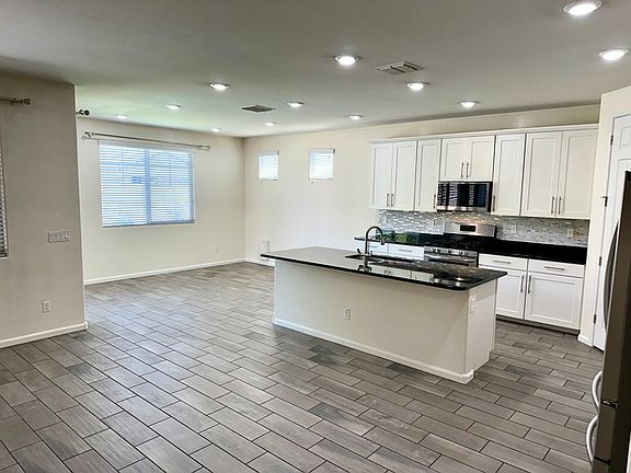 3rd image of 1098 E Regent Dr
